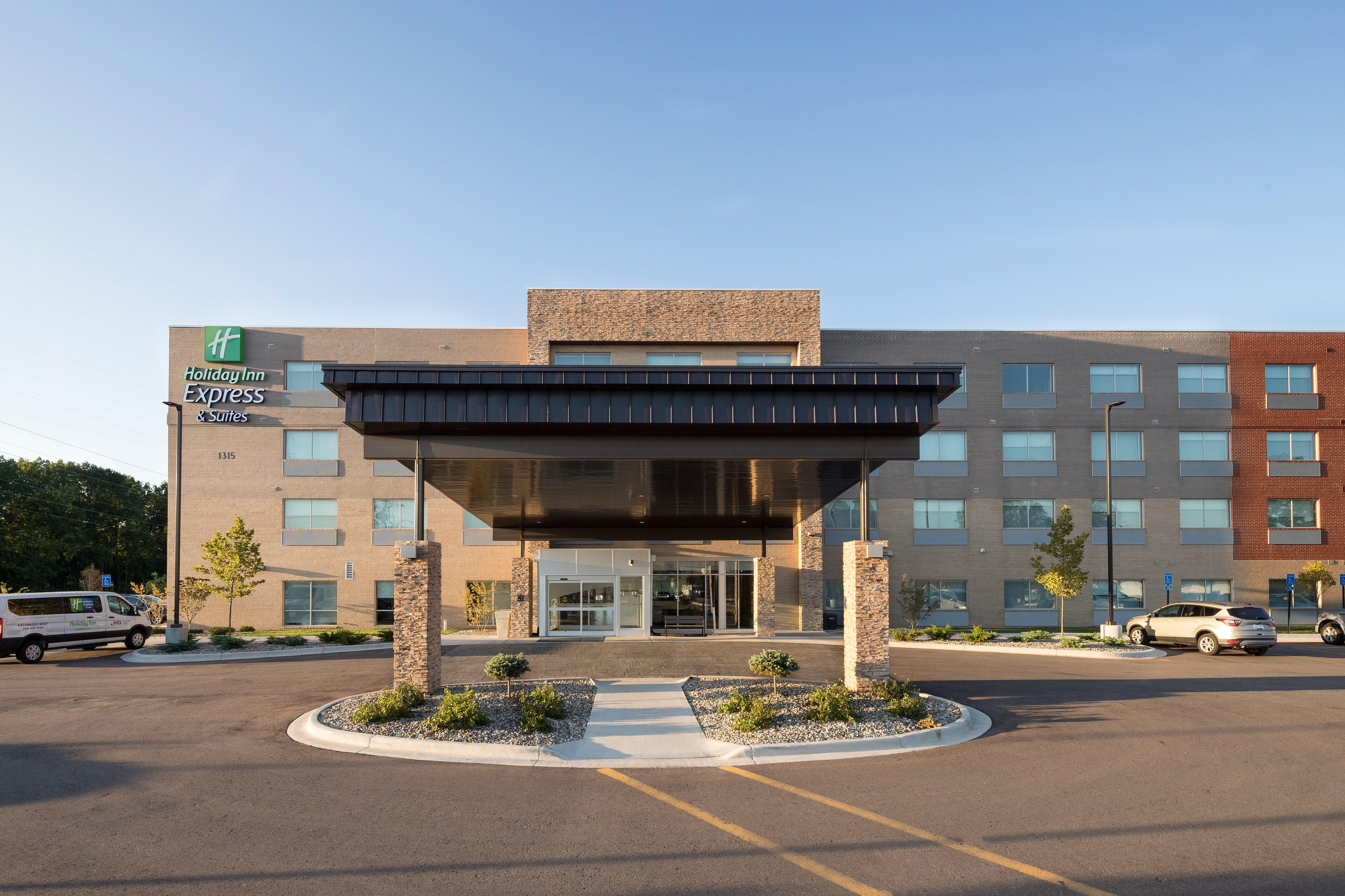 Holiday Inn Express & Suites Kalamazoo West Exterior photo