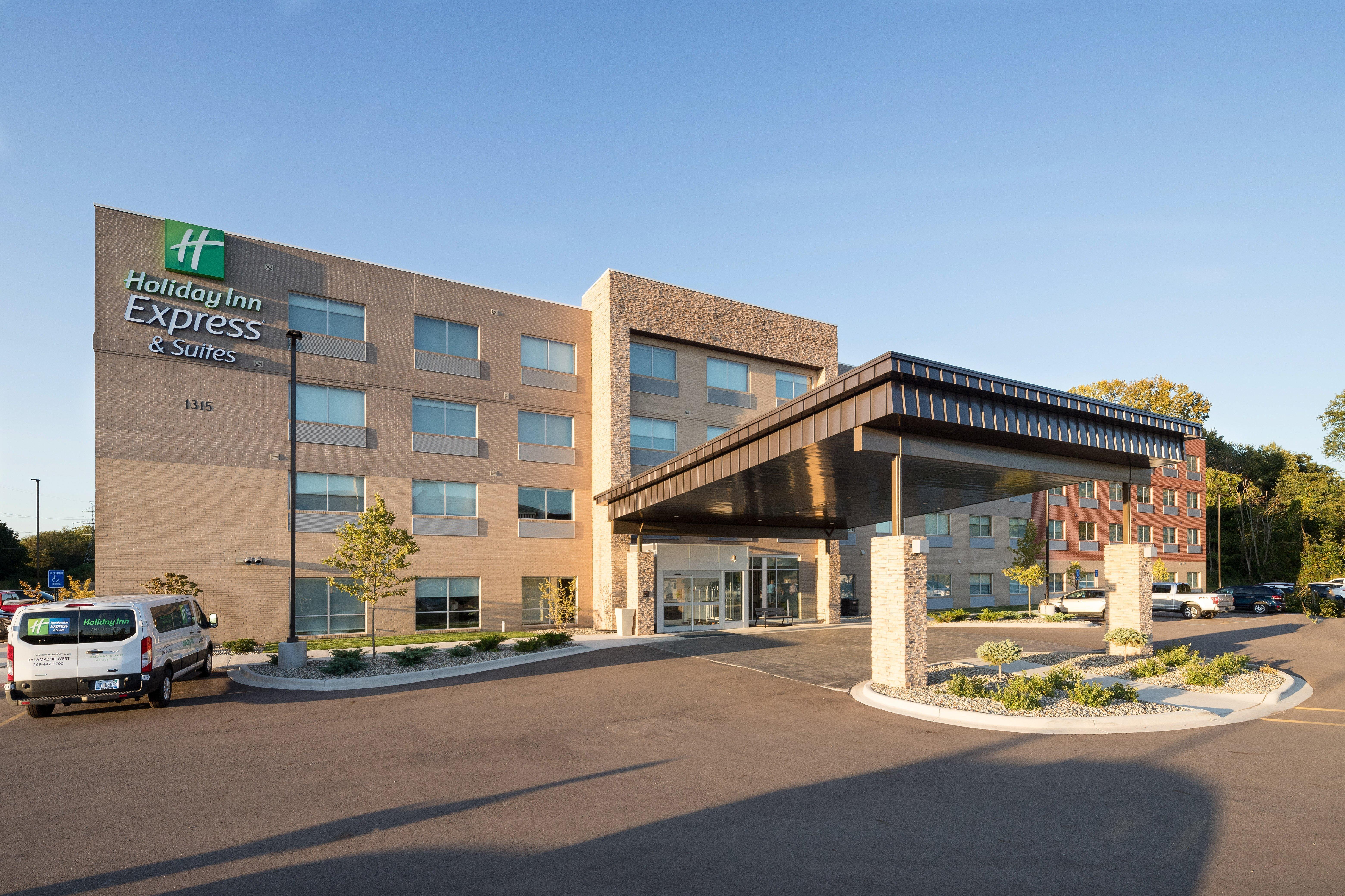 Holiday Inn Express & Suites Kalamazoo West Exterior photo